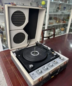 Tocadiscos WINCO con radio y parlantes incorporados